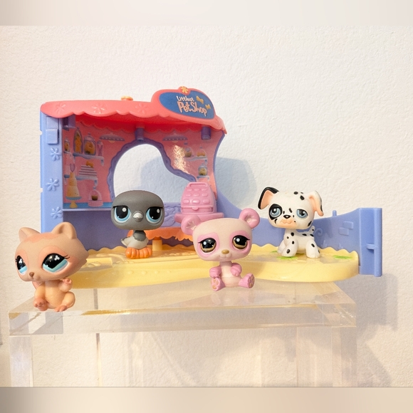 Littlest Pet Shop Bakery and Four Figures - Picture 1 of 12